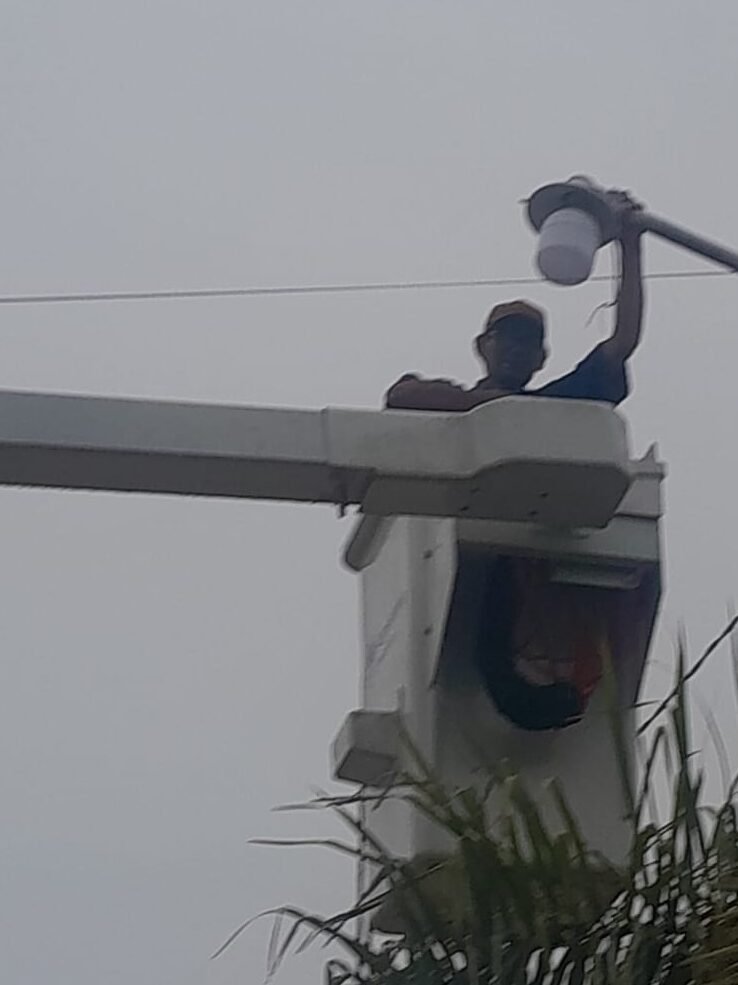 Villa Olivari avanza con mantenimiento de iluminación en la Avenida José Luis Olivari