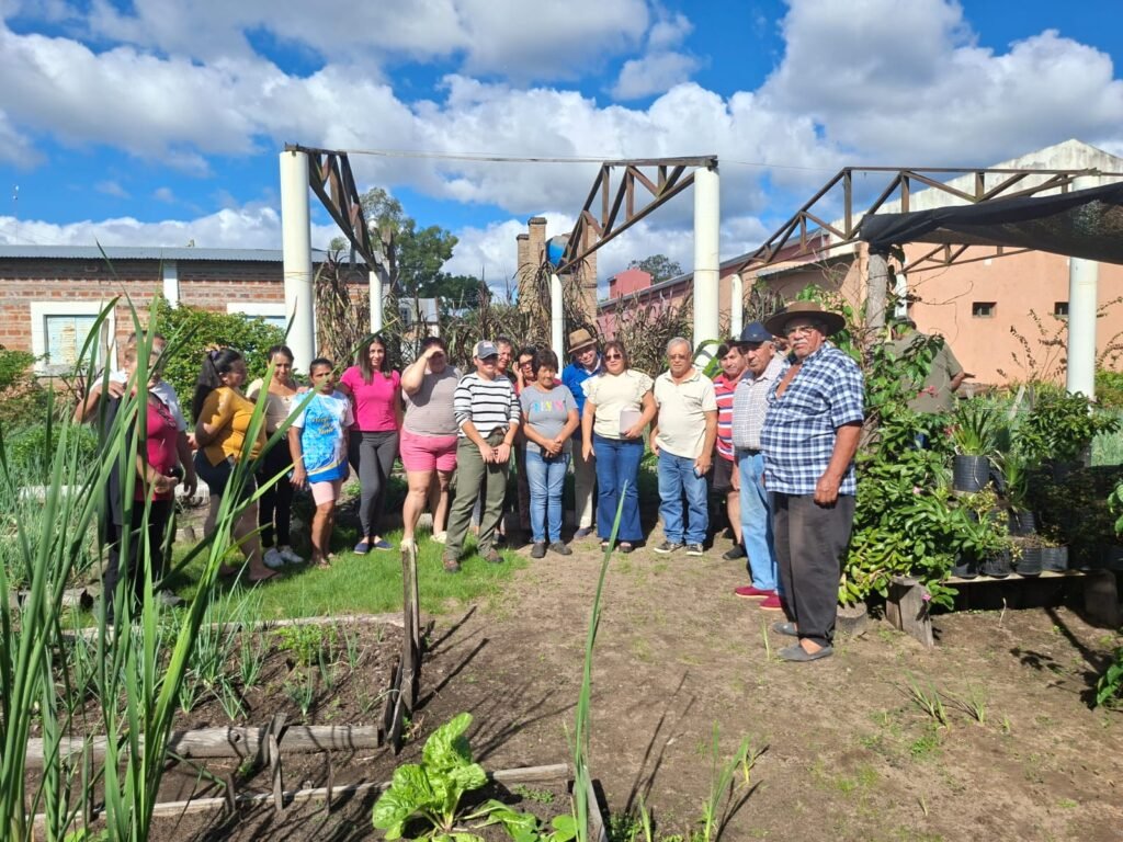 La intendente Esther Ayala y el INTA fortalecen el programa “Jakaru Porá 2.0” con capacitación práctica en la huerta municipal