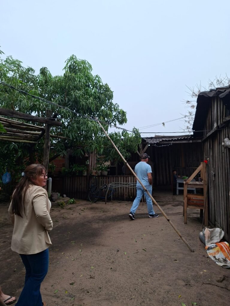 La intendenta Esther Ayala recorre los barrios y evalúa medidas para mejorar el escurrimiento del agua